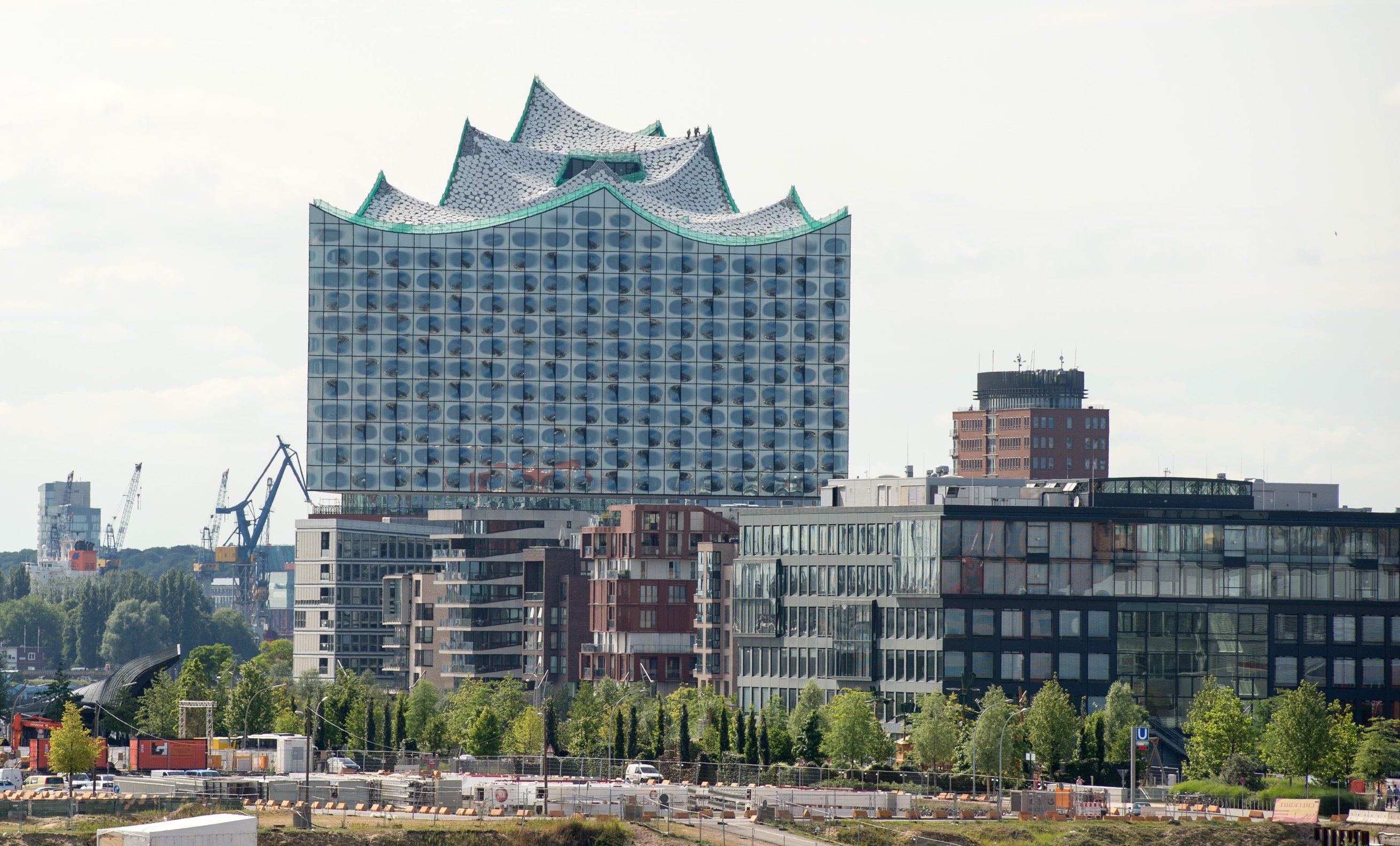 Beeindruckender Blick auf die Elbphilharmonie: Von außen ist das Gebäude fast fertig, jetzt folgt der Innenausbau des Konzerthauses.