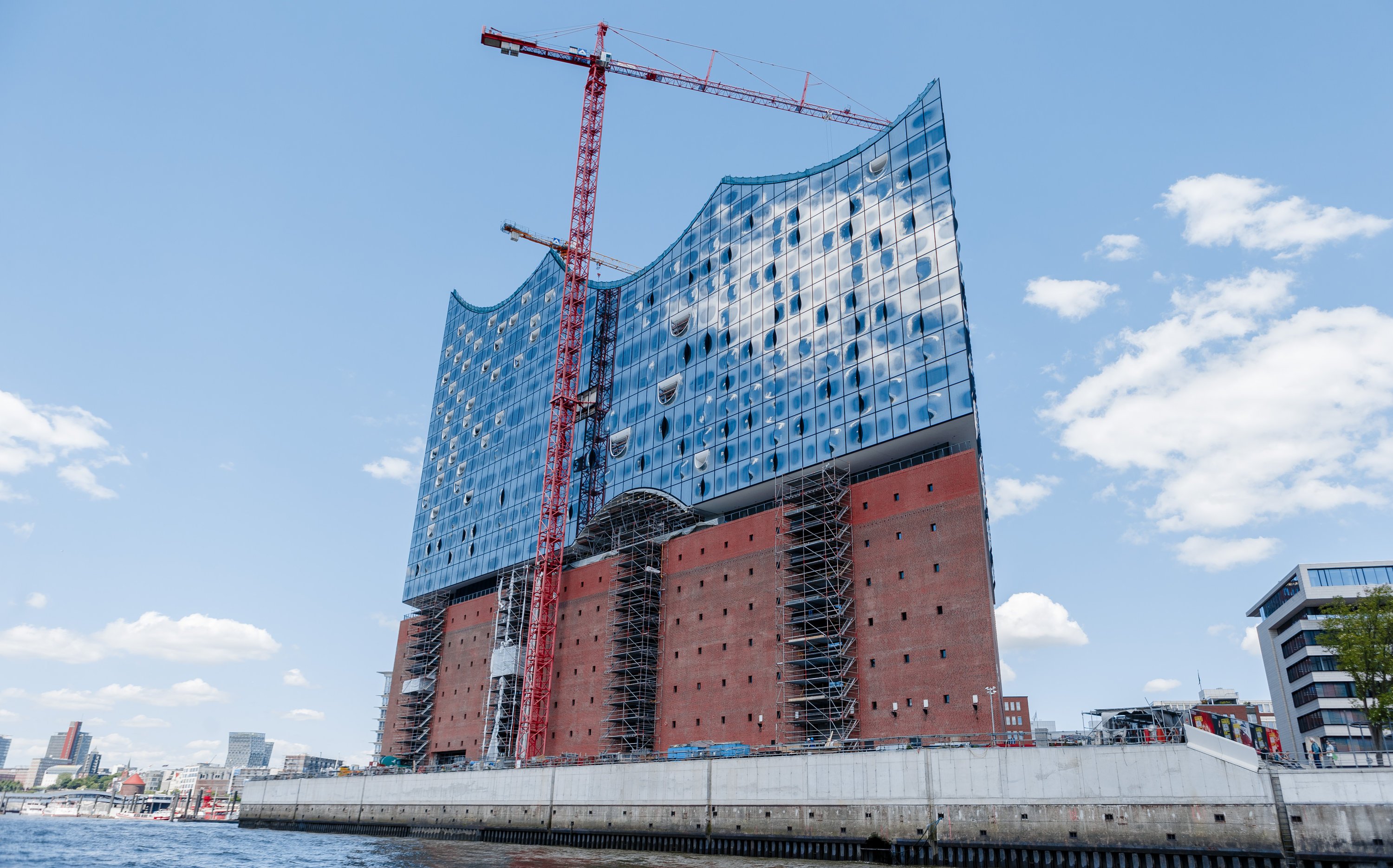 Der letzte Kran an der Elbphilharmonie ist verschwunden: Das Gebäude ist schon jetzt ein Wahrzeichen Hamburgs.