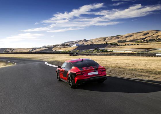 Mit fast 200 km/h Spitzengeschwindigkeit raste der Audi RS 7 „Robby“ mit Autopilot über die kurvenreiche Berg- und Tal-Strecke des kalifornischen Sonoma Raceway in Kalifornien – schneller als so mancher Sportfahrer, der den gleichen Wagen selber fuhr.