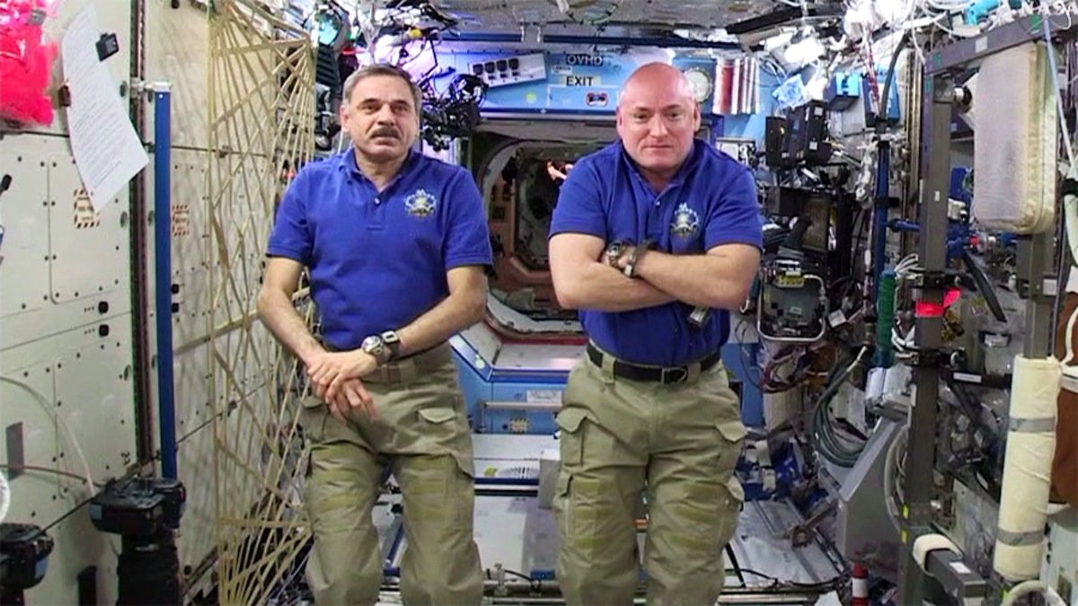 Nach dem Zwischenfall wieder zurück in der ISS: Michail Kornienko (l.) und Scott Kelly sind seit März 2015 an Bord der ISS und werden noch bis zum März 2016 dort bleiben. Der einjährige Aufenthalt soll Fragen zu Langzeitwirkung der Schwerelosigkeit beantworten.