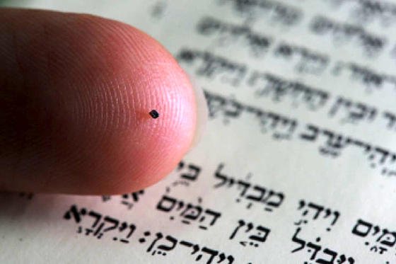 Die gesamte Tora mit 1,2 Millionen Buchstaben befindet sich auf diesem Mikro-Chip. Es ist die kleinste Bibel der Welt.