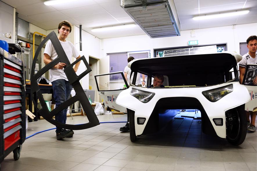 Studenten der TU Eindhoven bauen familientaugliches Solarauto