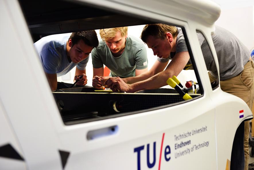 Studenten der TU Eindhoven bauen familientaugliches Solarauto