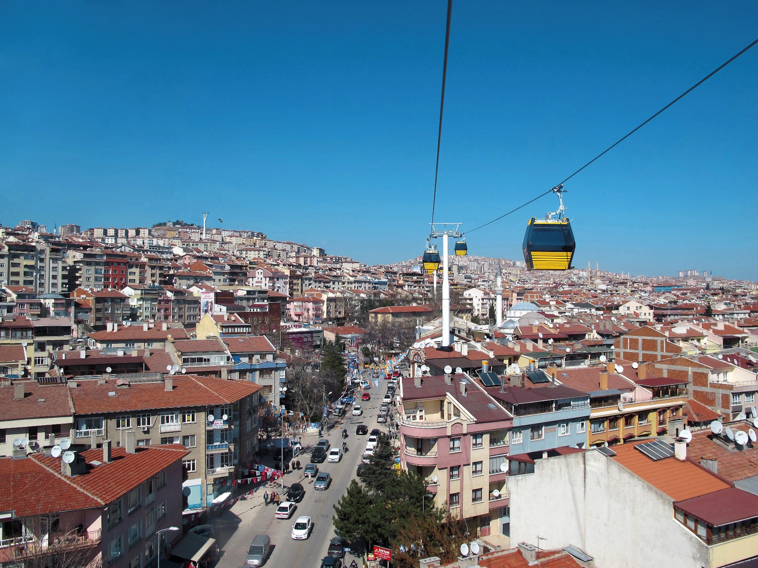 Auch in Städten ohne gewaltige Höhenunterschiede können Seilbahnen das Verkehrsnetz entlasten, wie hier in Ankara.