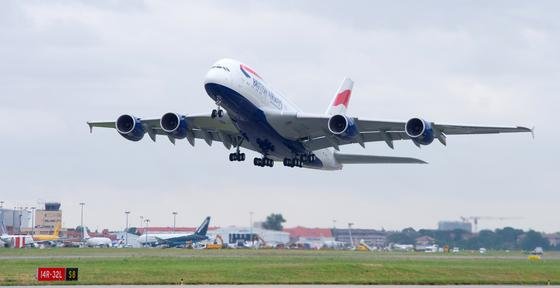 Airbus A380 beim Start: Immer wieder kommt es zu Kollisionen mit aufgeschreckten Vogelschwärmen. Die Fluggesellschaften kämpfen mit Kosten in Milliardenhöhe.