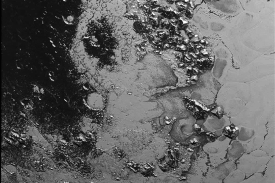 Auf neuen Bildern der Sonde New Horizons haben die Nasa-Forscher eine zweite Gebirgskette am südwestlichen Rand der herzförmigen Tombaugh Region entdeckt. Die Berge sind bis zu 1500 m hoch.