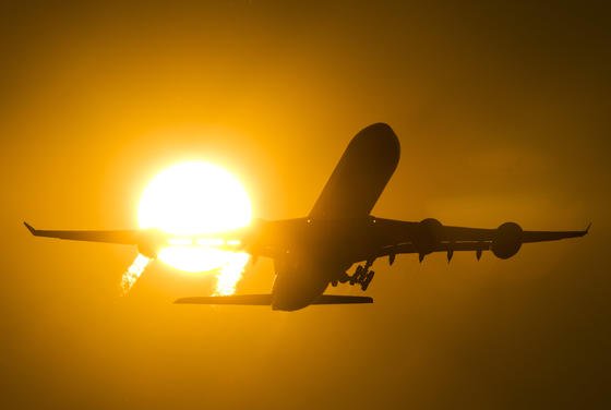 Flugzeugstart in den Sonnenuntergang: Boeing warnt Fluggesellschaften davor, im Frachtraum Lithium-Ionen-Akkus zu transportieren. Zumindest solange, bis sich Verpackungsstandards verbessern.