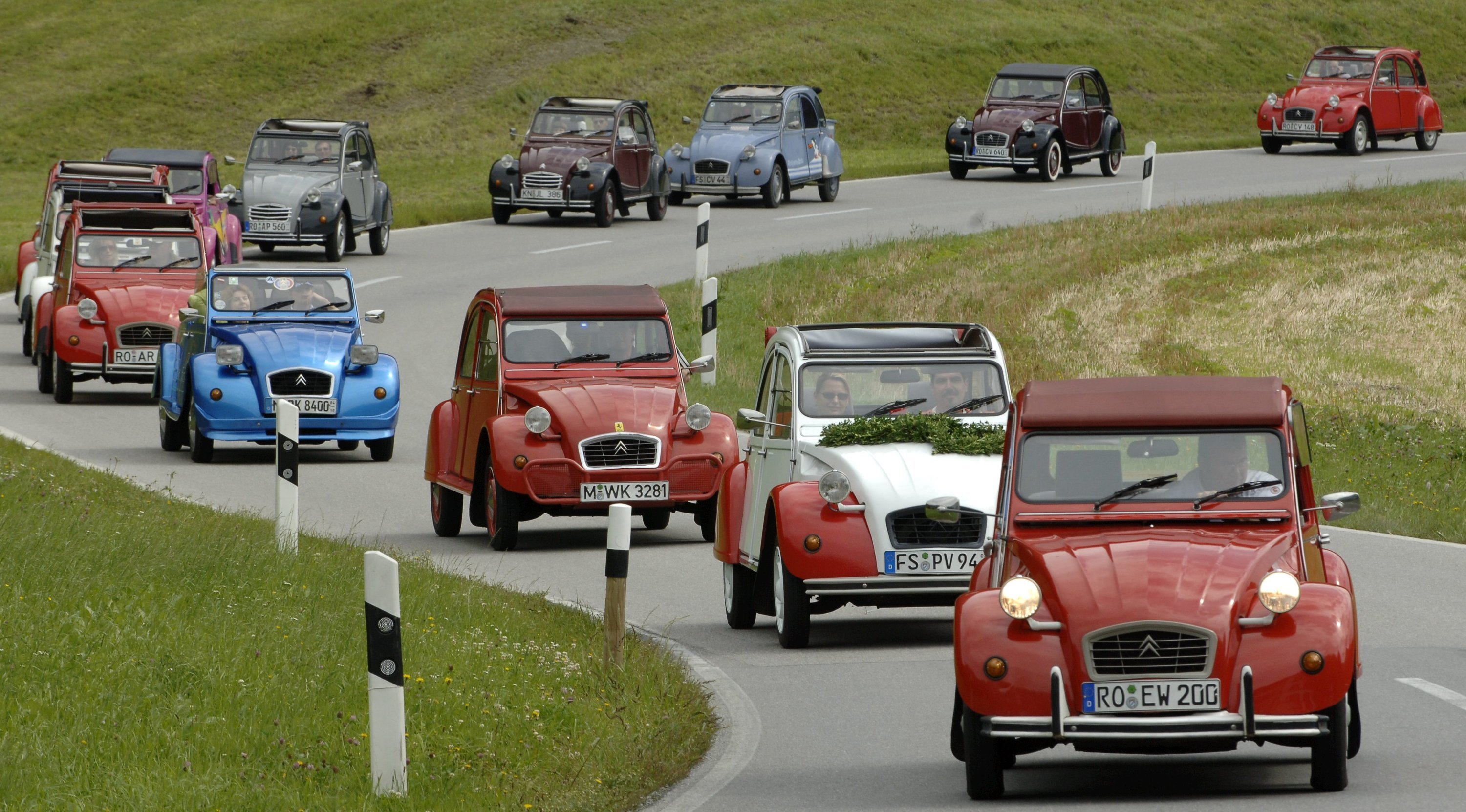 Eine aussterbenede Spezies: Vor zehn Jahren gab es die dicht an dicht fahrenden sogenannten Enten auf einer Straße in Oberbayern zu sehen. Die jüngsten sind inzwischen mindestens 25 Jahre alt. 