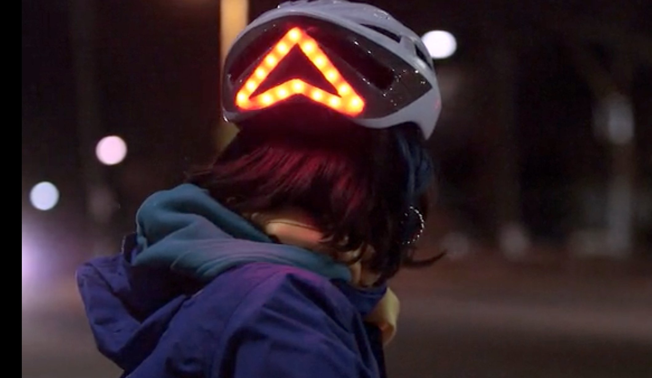 Das Dreieck am Lumos-Helm macht die Autofahrer zusätzlich auf den Radfahrer aufmerksam.