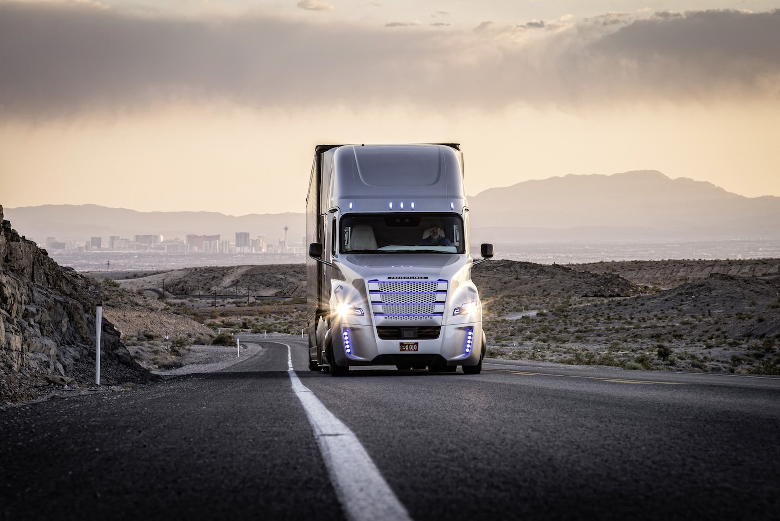 Der Freightliner Inspiration ist der erste Lastwagen mit Autopilot, der auf öffentlichen Straßen fahren darf. Im US-Staat Nevada sind zwei der Daimler-Trucks unterwegs. 