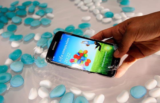 Samsung-Smartphone mit Android-Betriebssystem: Jetzt ist bekannt geworden, dass praktisch alle Android-Handys eine eklatante Sicherheitslücke haben und gehackt werden können.