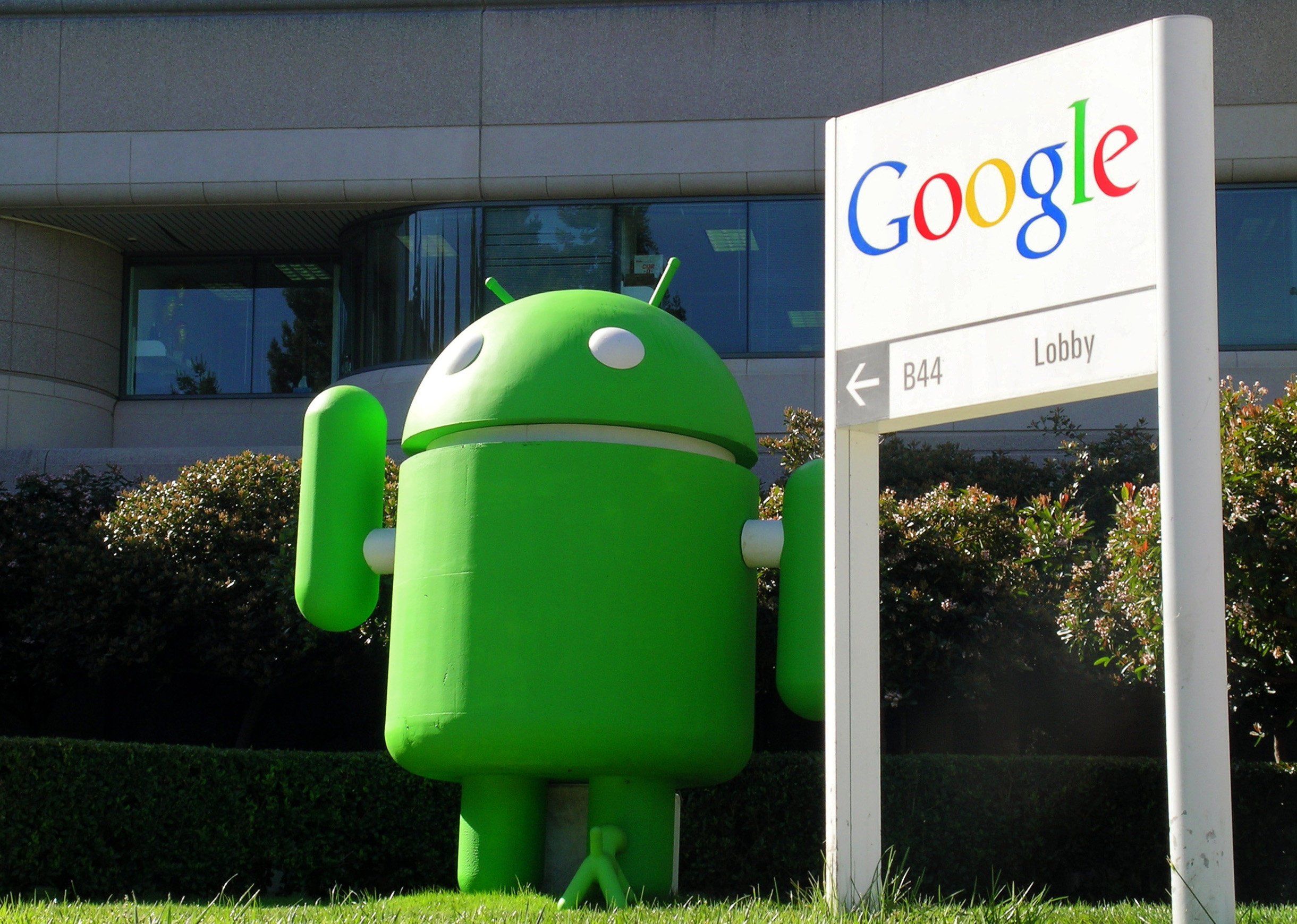 Maskottchen des Google-Betriebssystems Android, ein grünes Roboter-Männchen, vor dem Eingang des amerikanischen Internet-Konzerns Google in Mountain View: Das Betriebssystem für Smartphones lässt sich durch eine einfache MMS hacken.