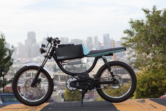 Das Elektrobike Bolt M-1 vor der Kulisse von San Francisco: Die Mischung aus Moped und Pedelec lässt sich rein elektrisch fahren oder als Pedelec mit Tretunterstützung.