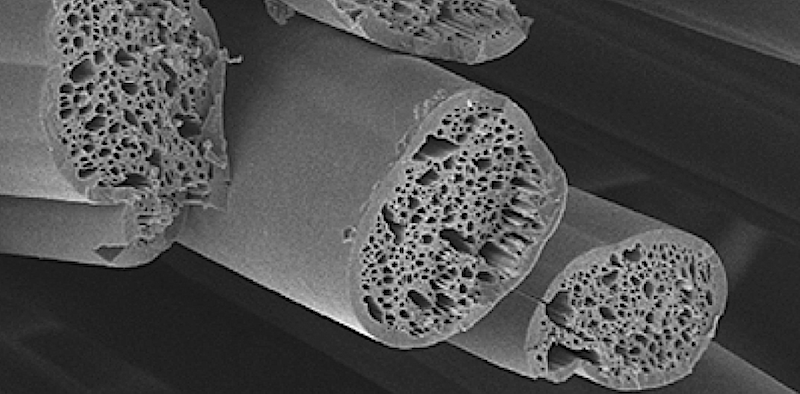 Fasern unter dem Elektronenmikroskop: Die winzigen Hohlräume schützen vor Wärmeverlust.