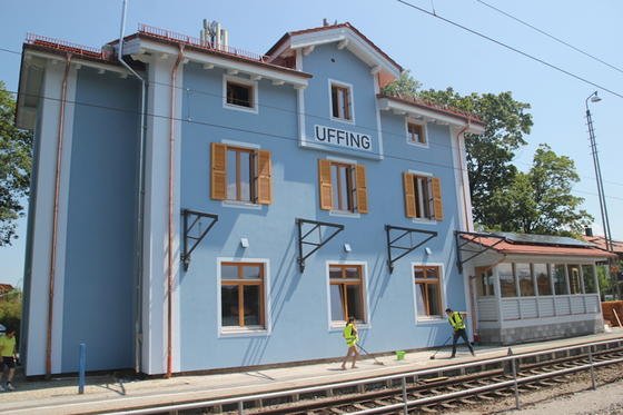 Der Bahnhof in Uffing ist der erste Plus-Energie-Bahnhof Deutschlands: Das über 136 Jahre alte Gebäude ist jetzt Heimat der Kinder- und Jugendstiftung Plant-for-the-Planet. Sie hat das Ziel, bis zum Jahre 2020 eine Milliarde Bäume zu pflanzen.