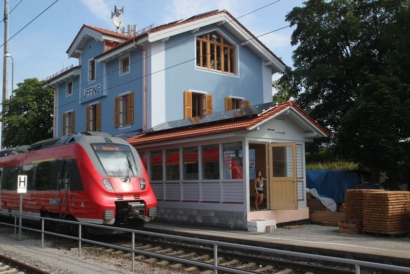 Der Bahnhof Uffing versorgt sich selbst mit Strom. Herzstück des Plus-Energie-Gebäudes ist eine 17,75-kW-Photovoltaikanlage auf dem Dach. 