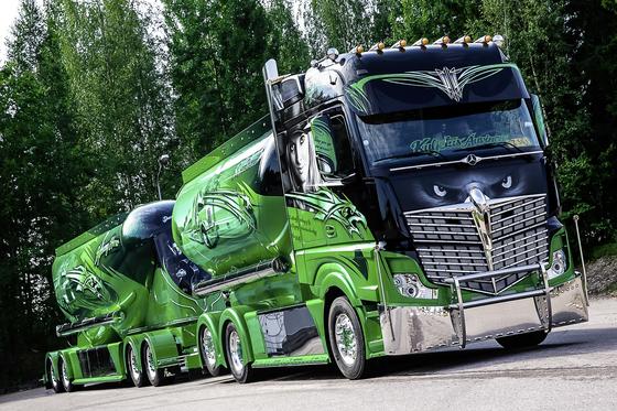 Sonderanfertigung des Mercedes Actros: Lkw-Fahrer haben oft mit Rückenproblemen zu kämpfen wegen der langen Lenkzeiten. Jetzt arbeiten Fraunhofer-Forscher an einem Sitz mit Sensoren, durch die sich ein Sitz besser individuell einstellen lässt. 