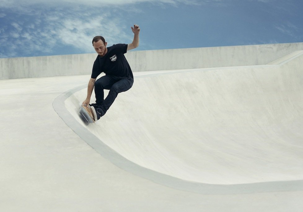 Hoverboard auf dem Parcours: In das Board sind Supraleiter in flüssigem Stickstoff integriert, in den Asphalt Permanentmagnete. 