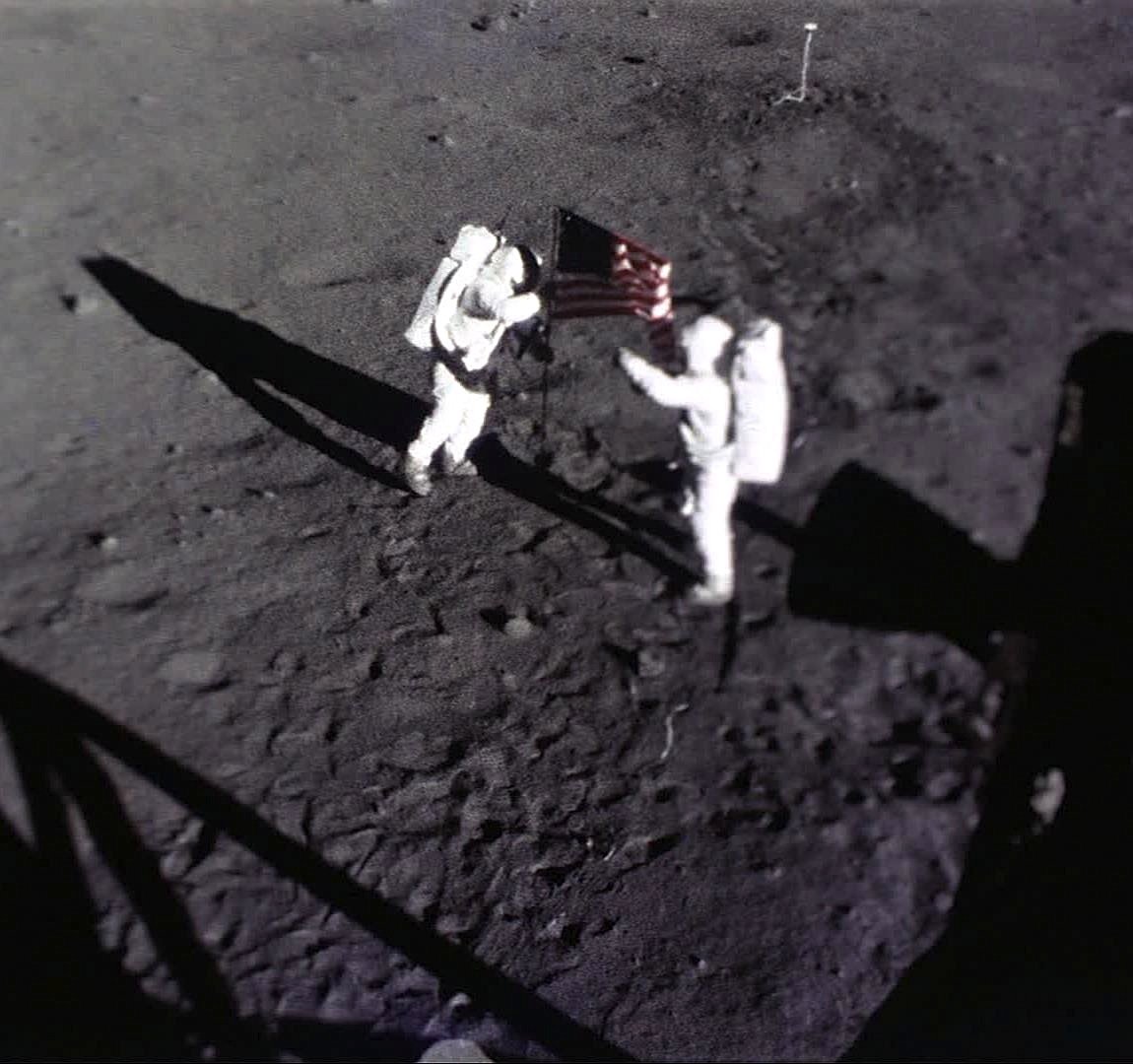 Historischer Moment: Die Astronauten Neil Armstrong und Edwin Buzz Aldrin hießen am 21. Juli 1969 die amerikanische Flagge auf dem Mond.