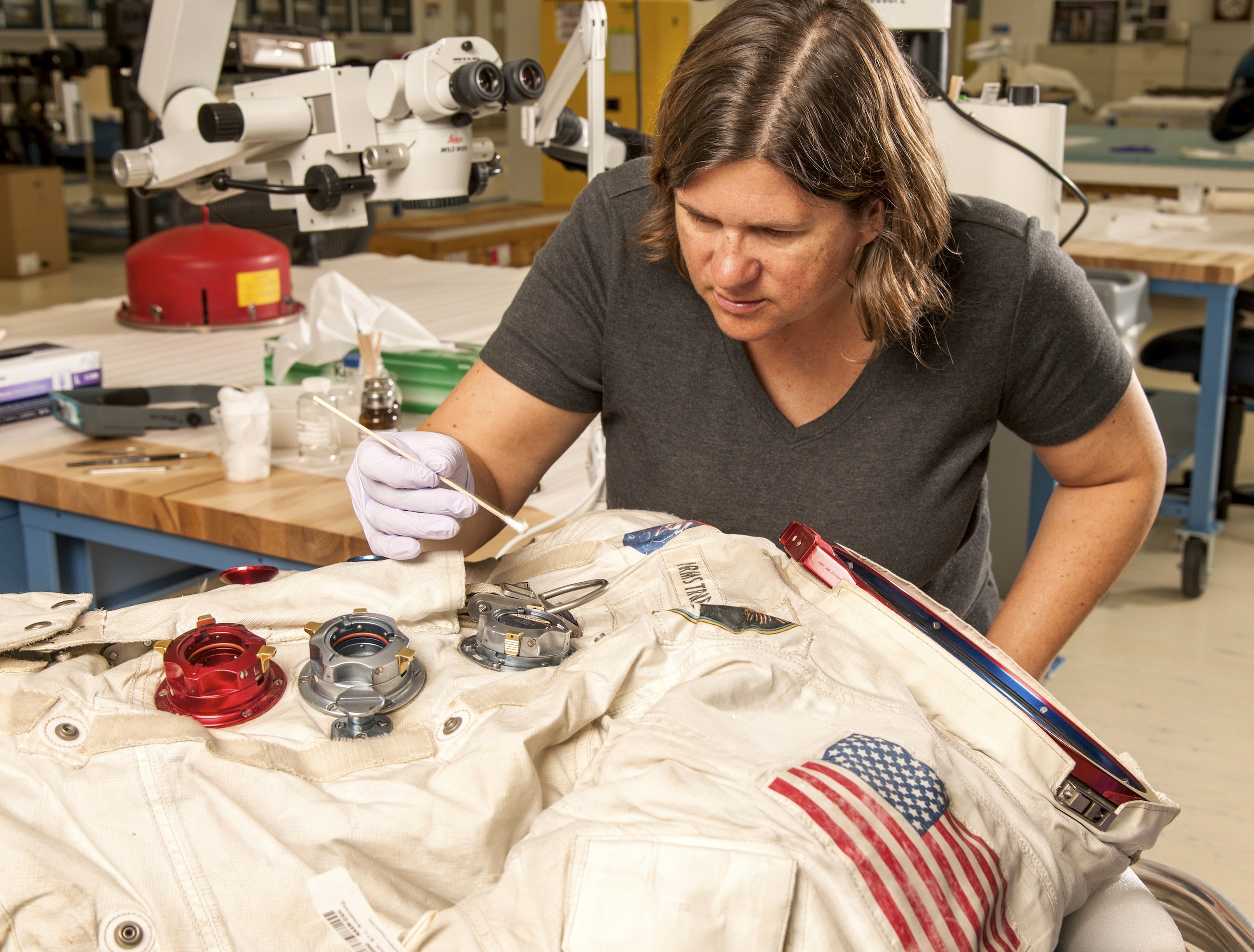 Sanierungsarbeit an Neil Armstrongs Raumanzug bei der Apollo-11-Mission: In vier Jahren soll der Anzug Herzstück einer großen Ausstellung über das 50. Jubiläum des ersten Menschen auf dem Mond sein.