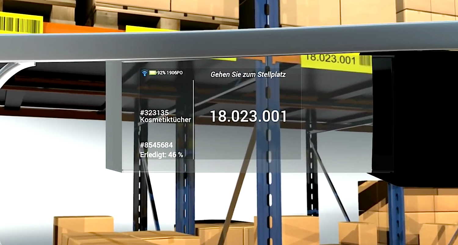 Blick durch die Datenbrille: Der Mitarbeiter sieht Auftrag, zugehörigen Stellplatz und Status der Kommissionierung.