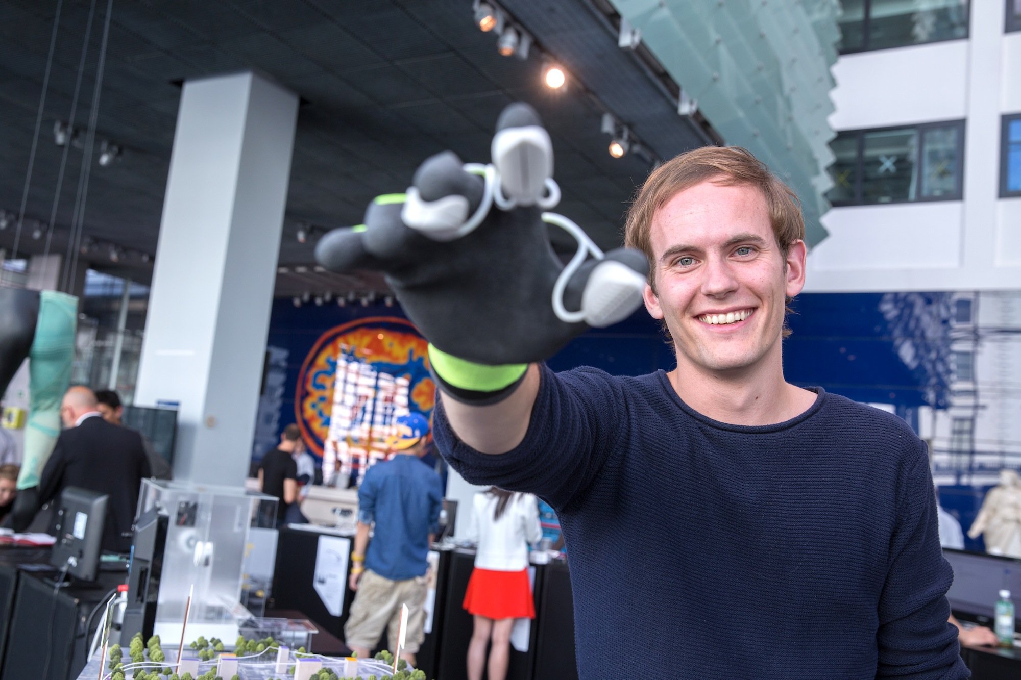 Morten Grønning, Student am Royal College of Art in London, hat den Handschuh entwickelt, mit dem Künstler harte Materialen schleifen und bearbeiten können. 