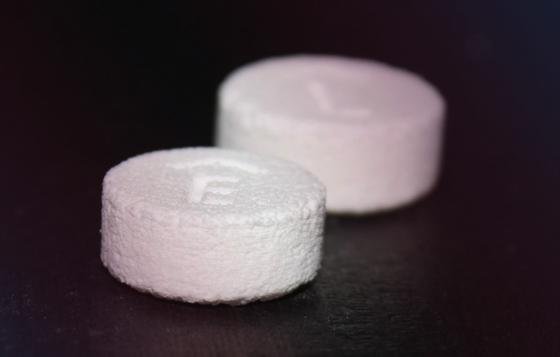 Nahaufnahme von Spritam: Aprecia Pharmaceuticals stellt die Tablette mit dem 3D-Drucker her und kann Wirkstoffe präziser dosieren.