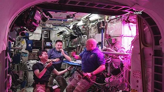 Kostprobe gefällt: Die ISS-Astronauten lassen sich den Weltraum-Salat auf der Zunge zergehen. 