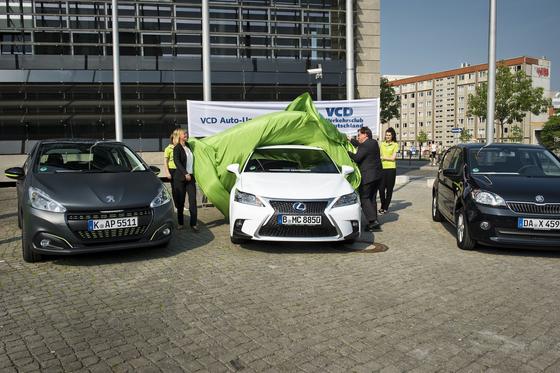 Der Lexus CT 200h ist laut VCD das umweltfreundlichste Auto in Deutschland. Es folgen der Peugeot 208 Active BlueHDI 100 und der gastriebene VW eco up, den es baugleich auch als Skoda Citigo und Seat Ecofuel 1.0 gibt.