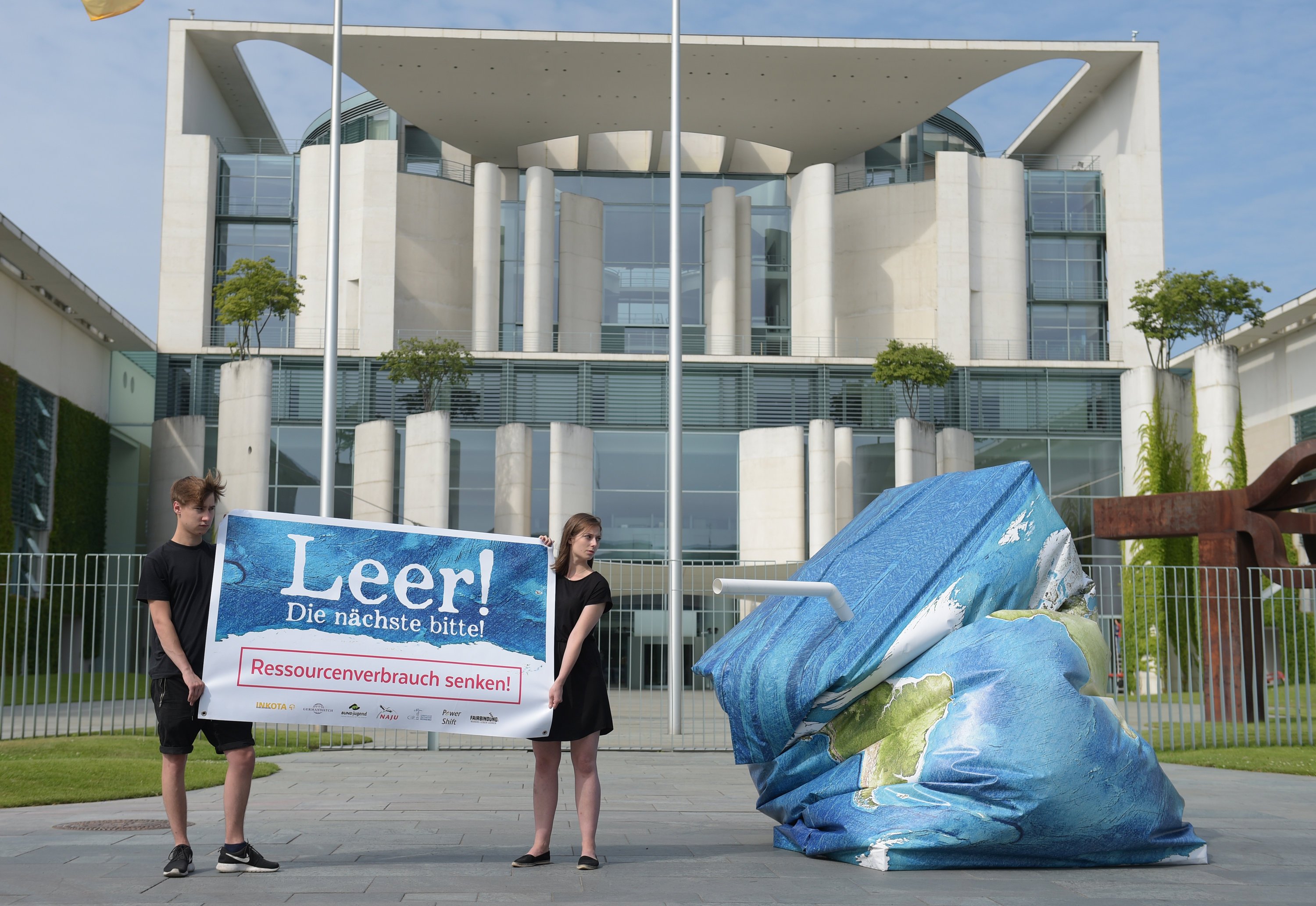 „Leer! Die nächste bitte“: Umweltschützer von BUND, Inkota und Germanwatch haben heute vor dem Bundeskanzleramt in Berlin für eine Senkung des Ressourcenverbrauchs demonstriert. 