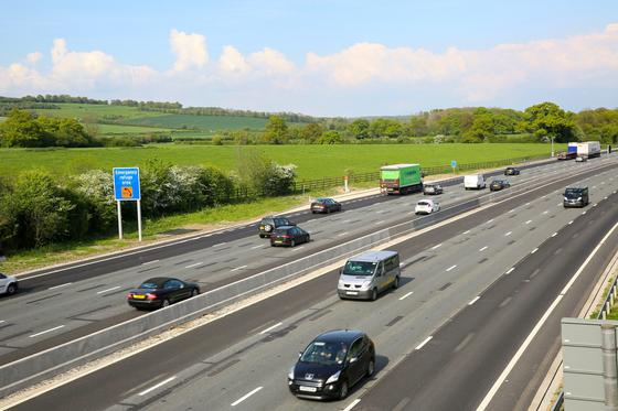 Autobahn in Großbritannien: Viel befahrene Abschnitte sollen mit induktiver Ladetechnik ausgerüstet werden. Jetzt startet ein 18-monatiger Test. Außerdem bekommen alle Autobahnen Ladestationen im Abstand von 32 km.