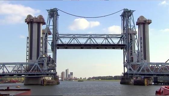 Die neue Botlek-Brücke im Hafen von Rotterdam bewegt mit einem Gesamt-Hubgewicht von fast 10.000 t die weltweit größte Masse.