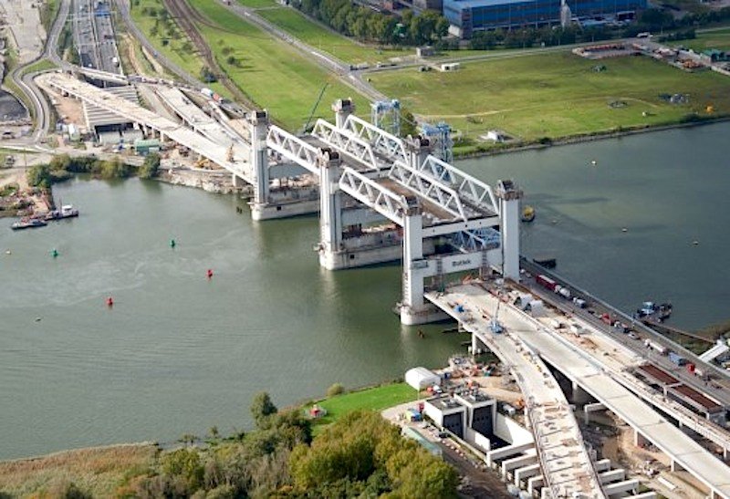 Pro Jahr werden sich die die beiden Stahlüberbauten der Botlek-Brücke 9000 Mal anheben und senken. 