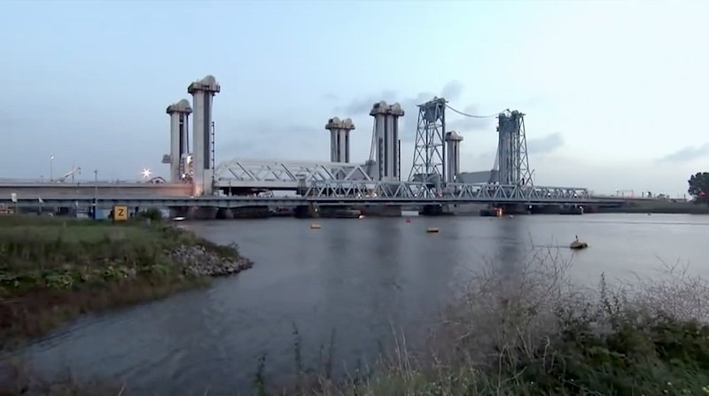 Die Botlek-Brücke ist eine kombinierte Eisenbahn- und Straßenbrücke, die im Rahmen einer großangelegten Erneuerung der Autobahn A 15 von Maasvlakte nach Vaanplein in den Niederlanden gebaut wurde.