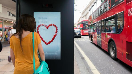 Die Werbeagentur M&C Saatchi hat in London testweise Poster mit einer Kamera ausgestattet. Fröhlich, traurig oder neutral – das sind die drei Emotionen, die der Algorithmus bei Auswertung der Aufnahmen in den Gesichtern von Passanten messen kann. 