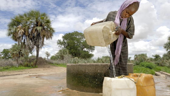 Millionen Menschen weltweit haben keinen Zugang zu sauberem Trinkwasser. Ihnen soll das Drinkable Book mit seinen Wasserfiltern als Seiten helfen. 