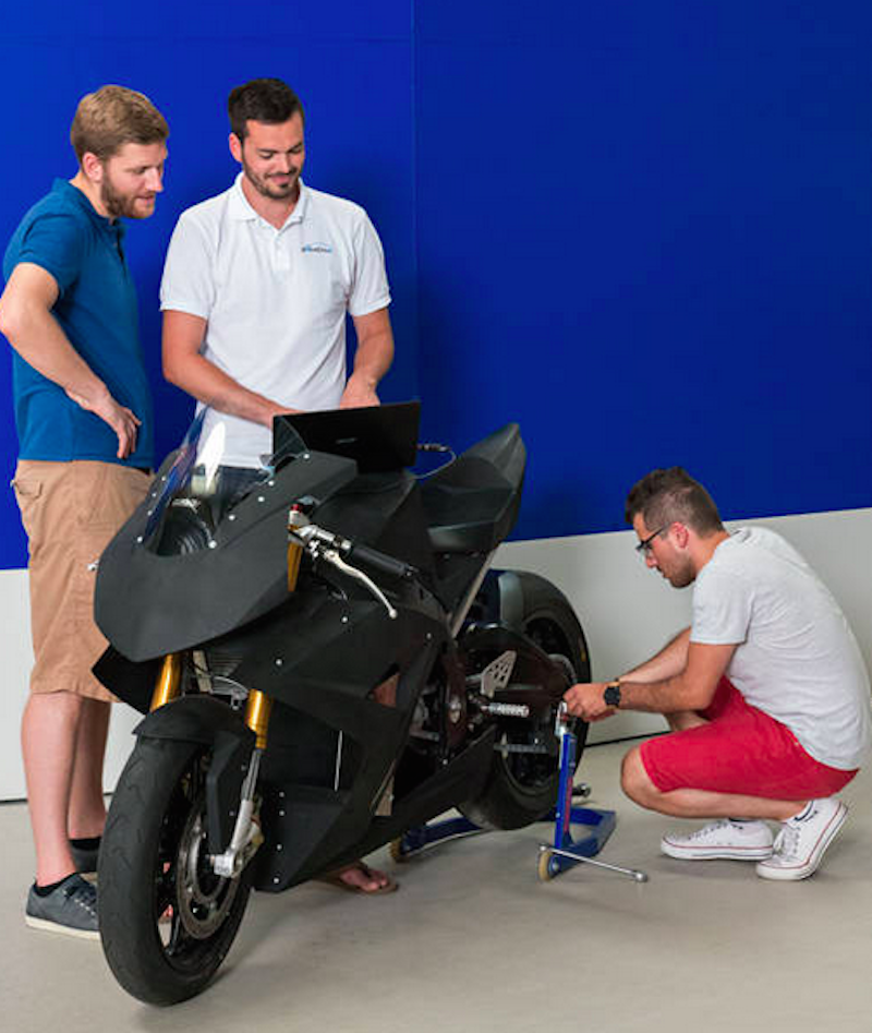 Technikstudenten tüfteln in der Werkhalle des Lehrstuhls für Fahrzeugtechnik an Torr. Die Maschine soll am Qualifying der Pro Thunder Race Series in Oschersleben bei Magdeburg teilnehmen. 