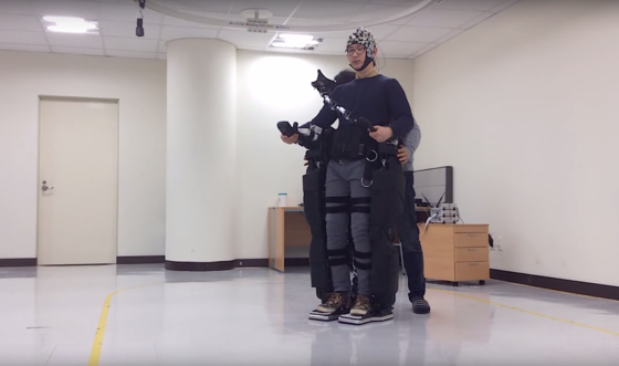 Proband steuert das Exoskelett mit seinen Gedanken: Laut Wissenschaftlern lässt sich diese Steuerung innerhalb weniger Minuten beherrschen. 