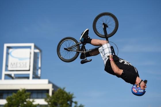 Eines der Highlights der Messe ist der Lake Jump: Street-Trial-Profis springen über eine Startrampe direkt in den Messe-See. 