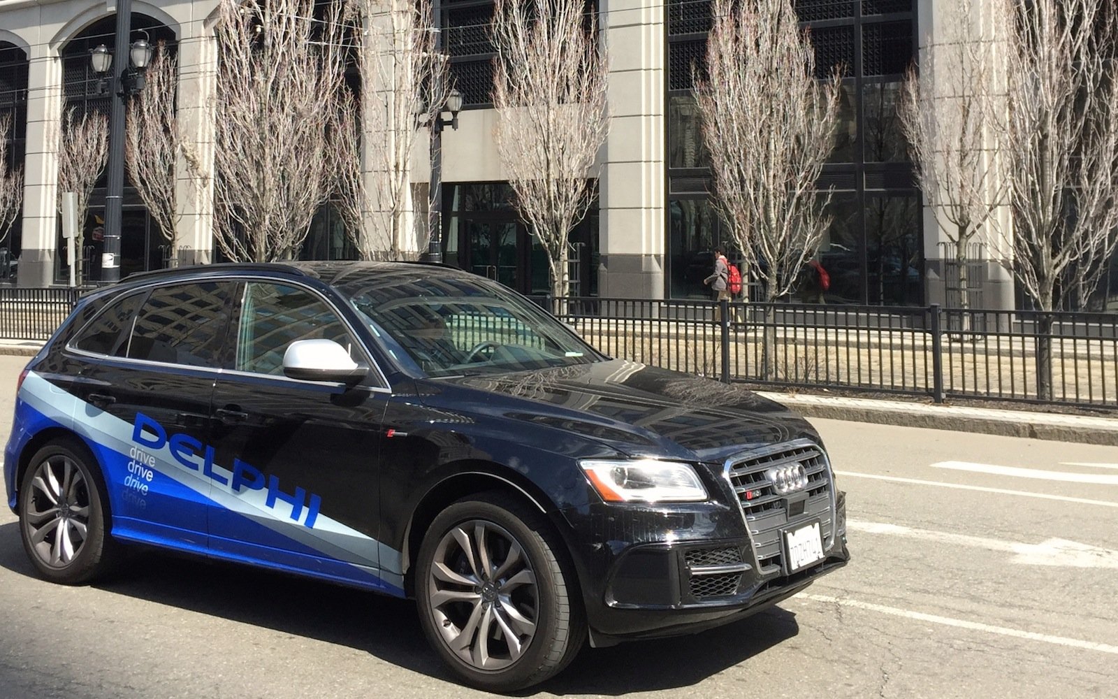 Delphi testet das autonome Fahren mit einem modifizierten Audi SQ5. In Deutschland sitzt bei den Testfahrten zur Sicherheit ein Ingenieur hinterm Steuer. 