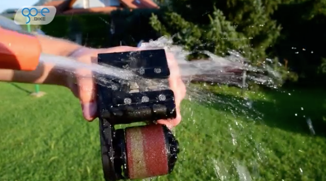 Der abnehmbare Motor von Go-e lässt sich nach der Fahrt mit Wasser reinigen. 