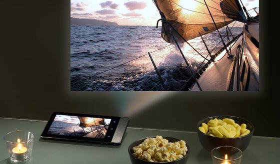 Projectorpad P70 von Aiptek: Der Mini-Beamer kann Fotos mit 854 x 480 Pixeln bis zu 3 m groß im 16:9 Seitenverhältnis auf eine Leinwand projizieren.