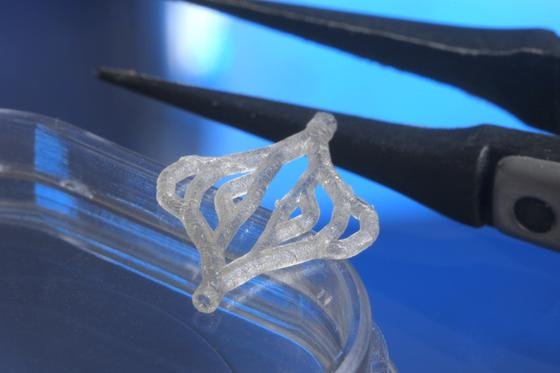 Künstliches Blutgefäß aus dem 3D-Drucker: Es besteht aus einem akrylbasierten, synthetischen Polymer, das biokompatibel ist. 