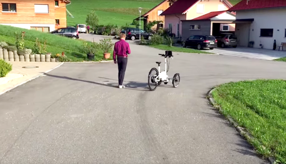 Steuern lässt sich das E-Cargo-Bike mit dem Smartphone: Das Lenkrad folgt den Kippbewegungen. Mit dem Daumen kann man auf dem Touchdisplay Gas geben.