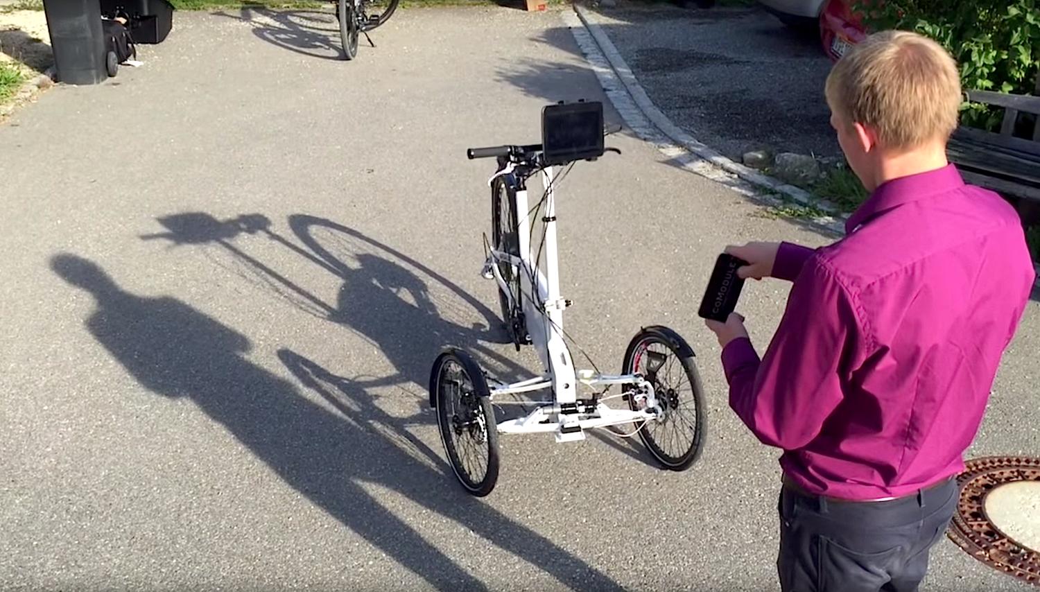 Spaziergang mit ferngesteuertem E-Cargo-Bike: Es könnte künftig Postboten und Straßenkehrer bei der Arbeit unterstützen. 