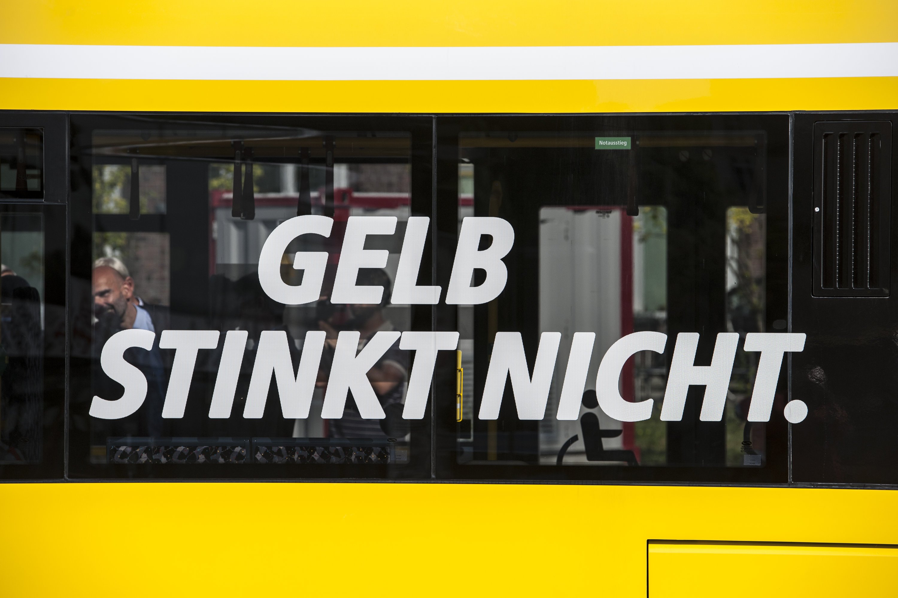 „Gelb stinkt nicht“ steht am 31. August 2015 in Berlin auf einem Bus der Berliner Verkehrsbetriebe (BVG).