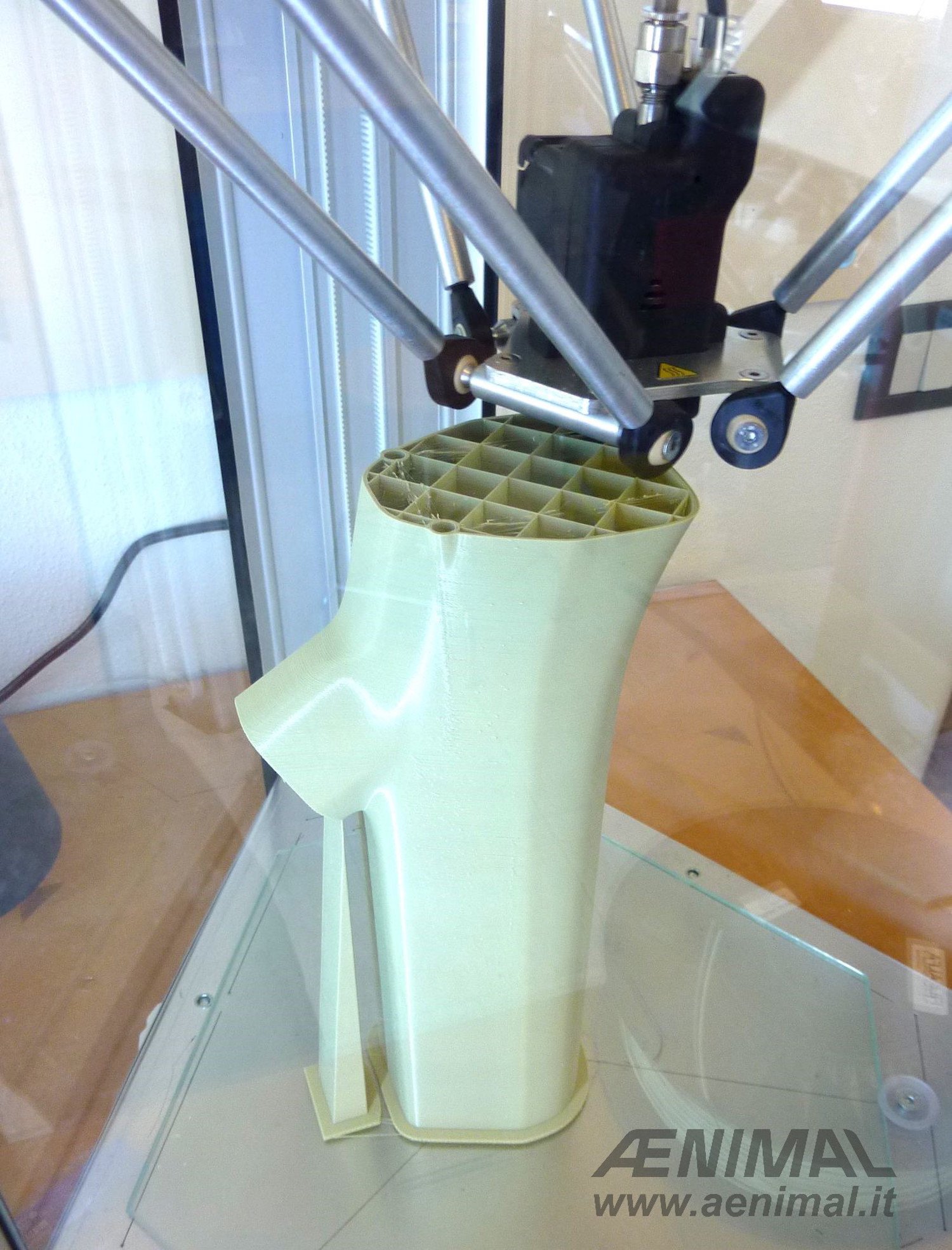 3D-Drucker bei der Arbeit: Die honigwabenähnliche Stützstruktur macht den Rahmen so stabil wie einen Metallrahmen. 