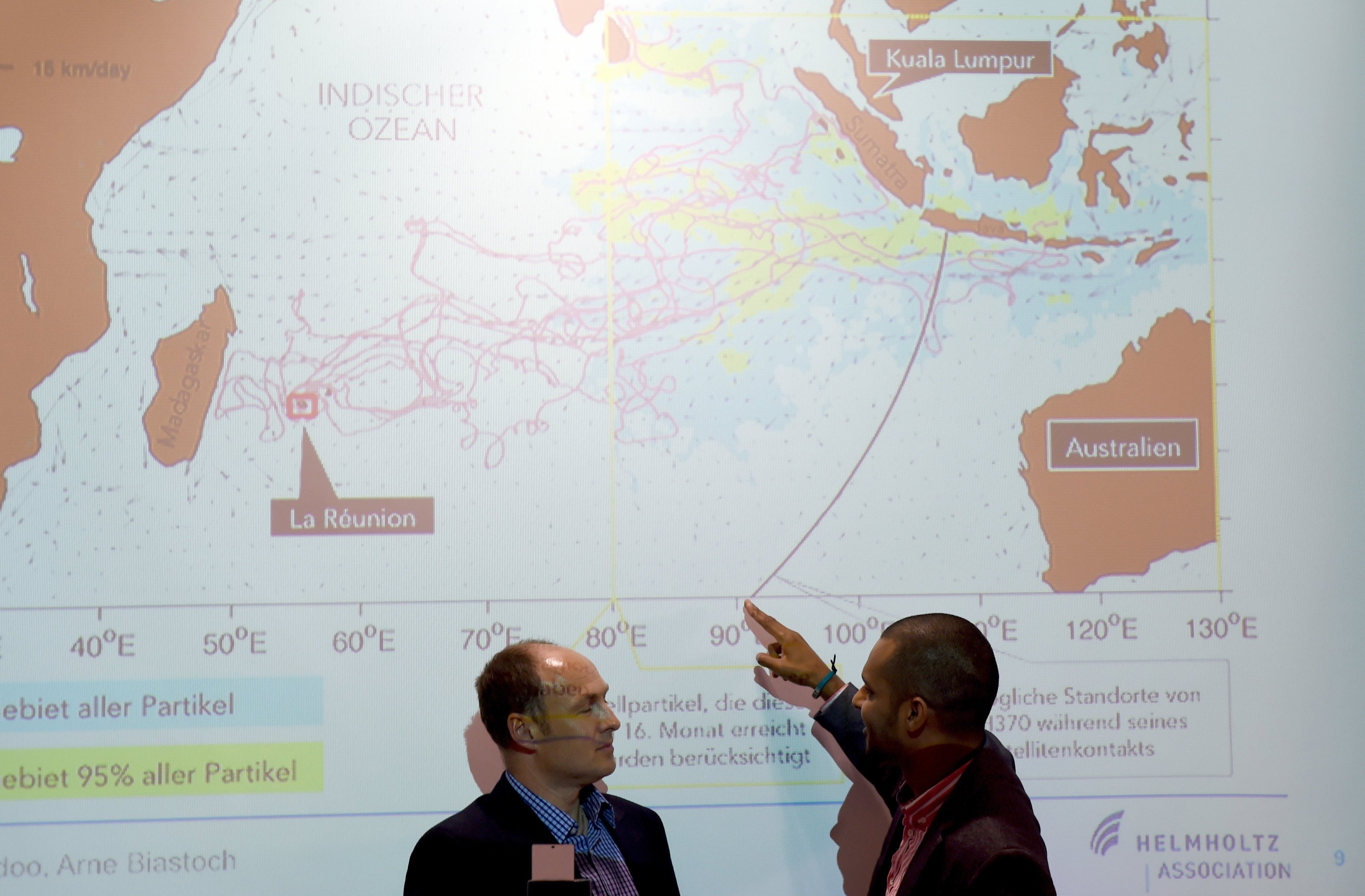 Die Kieler Meeresforscher Arne Biastoch (l.) und Jonathan Durgadoo glauben, dass der Absturzort von Flug MH370 rund 3500 km nördlicher liegt als bisher angenommen.