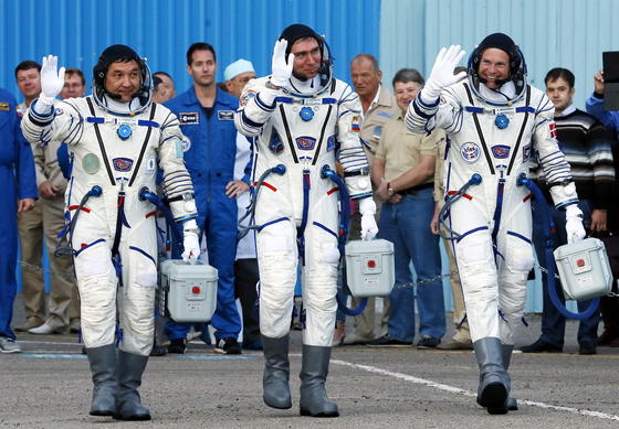 Und Tschüss: Die Astronauten Aydyn Aimbetov (Kasachstan), Sergei Volkov (Russland) und Andreas Mogensen (Dänemark) verabschieden sich (v.l.n.r.). Sie wollen zur Internationalen Raumstation ISS.