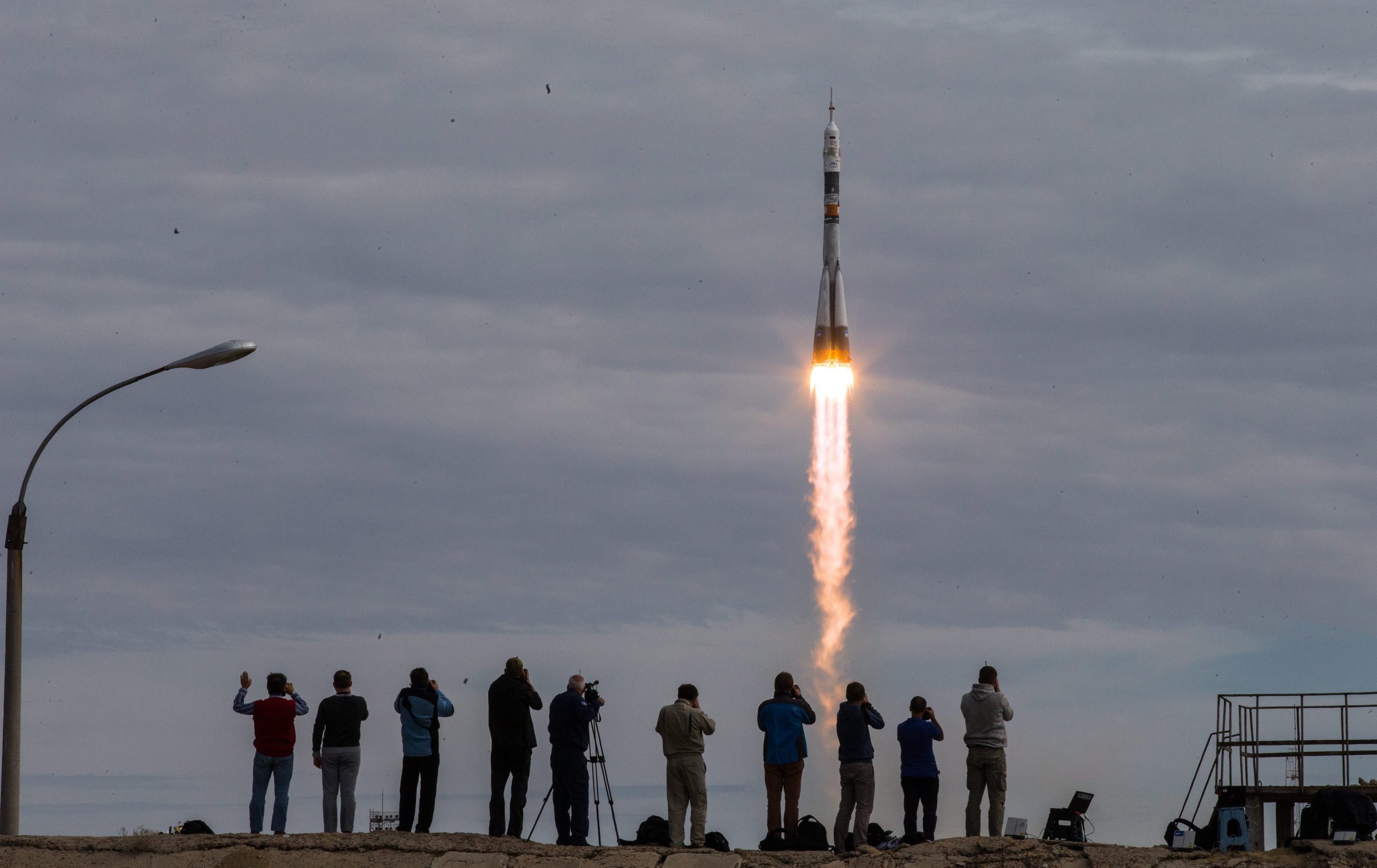 Mit den drei Astronauten an Bord der Sojus-Rakete werden vorübergehend neun Menschen auf der Internationalen Raumstation leben. 16 Länder sind an der ISS beteiligt. Die Kooperation im Raumfahrtbereich zwischen Russland und den USA funktioniert trotz der Spannungen wegen der Krise in der Ukraine weiterhin.